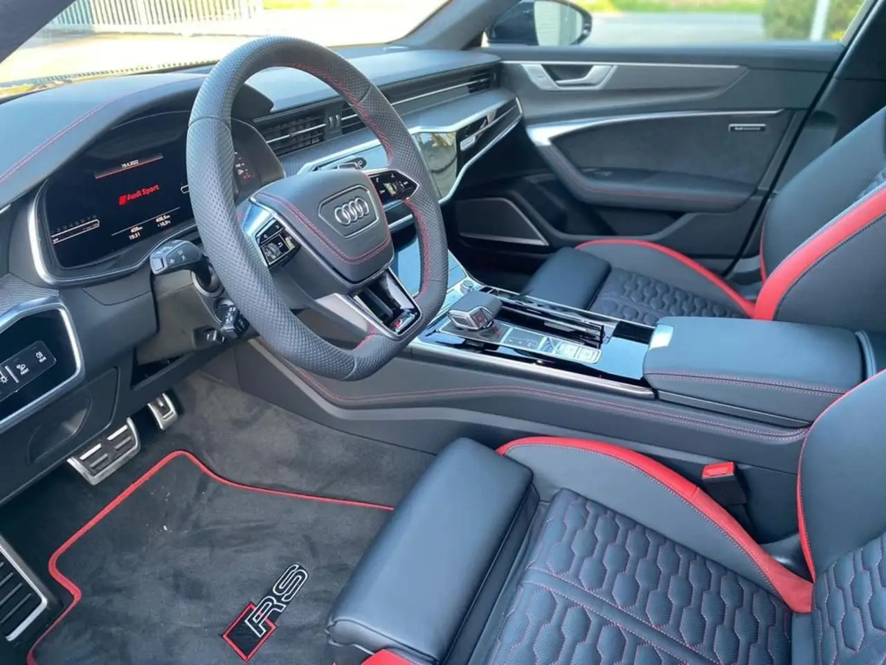 Audi RS6 2022, vue avant — Geneva Luxury Car Rental, Genève. Audi RS6 à Genève La Audi RS6 2022 fait partie des véhicules proposés à la location à…