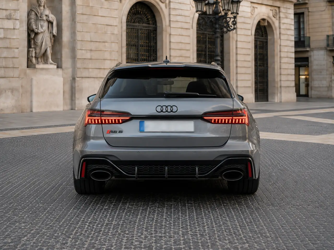 Audi RS6 2022, vue arrière — Geneva Luxury Car Rental, Genève. Audi RS6 à Genève La Audi RS6 2022 fait partie des véhicules proposés à la location à…