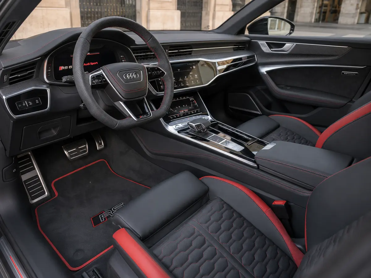 Audi RS6 2022, intérieur — Geneva Luxury Car Rental, Genève. Audi RS6 à Genève La Audi RS6 2022 fait partie des véhicules proposés à la location à…