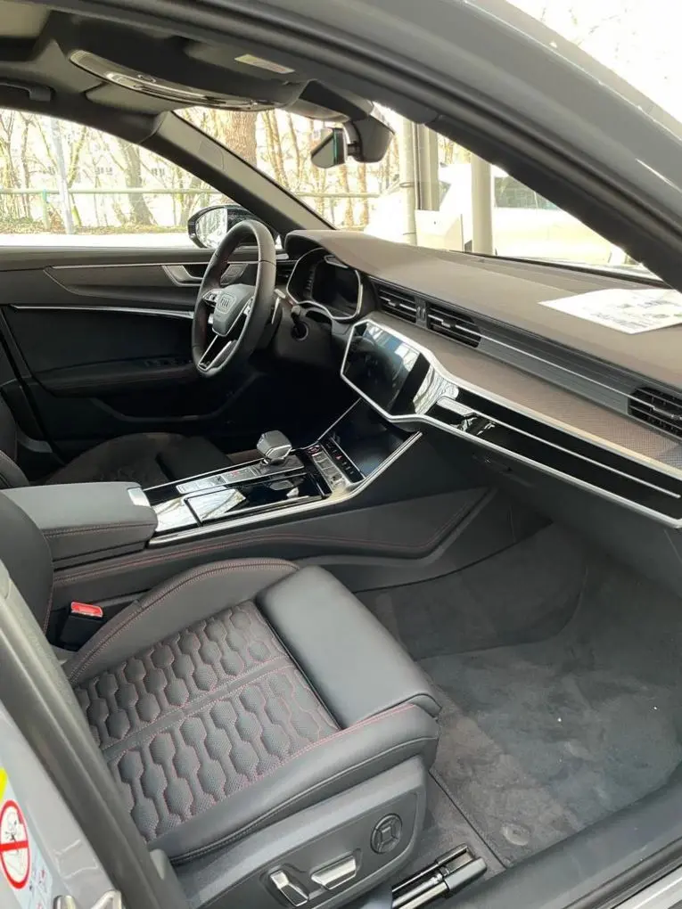 Audi RS6 Dynamic 2023, vue arrière — Geneva Luxury Car Rental, Genève. Audi RS6 Dynamic à Genève La Audi RS6 Dynamic 2023 fait partie des véhicules proposés à…