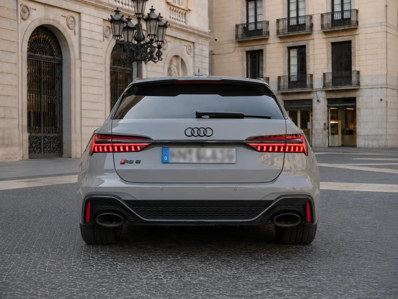 Audi RS6 Dynamic 2023, vue arrière — Geneva Luxury Car Rental, Genève. Audi RS6 Dynamic à Genève La Audi RS6 Dynamic 2023 fait partie des véhicules proposés à…