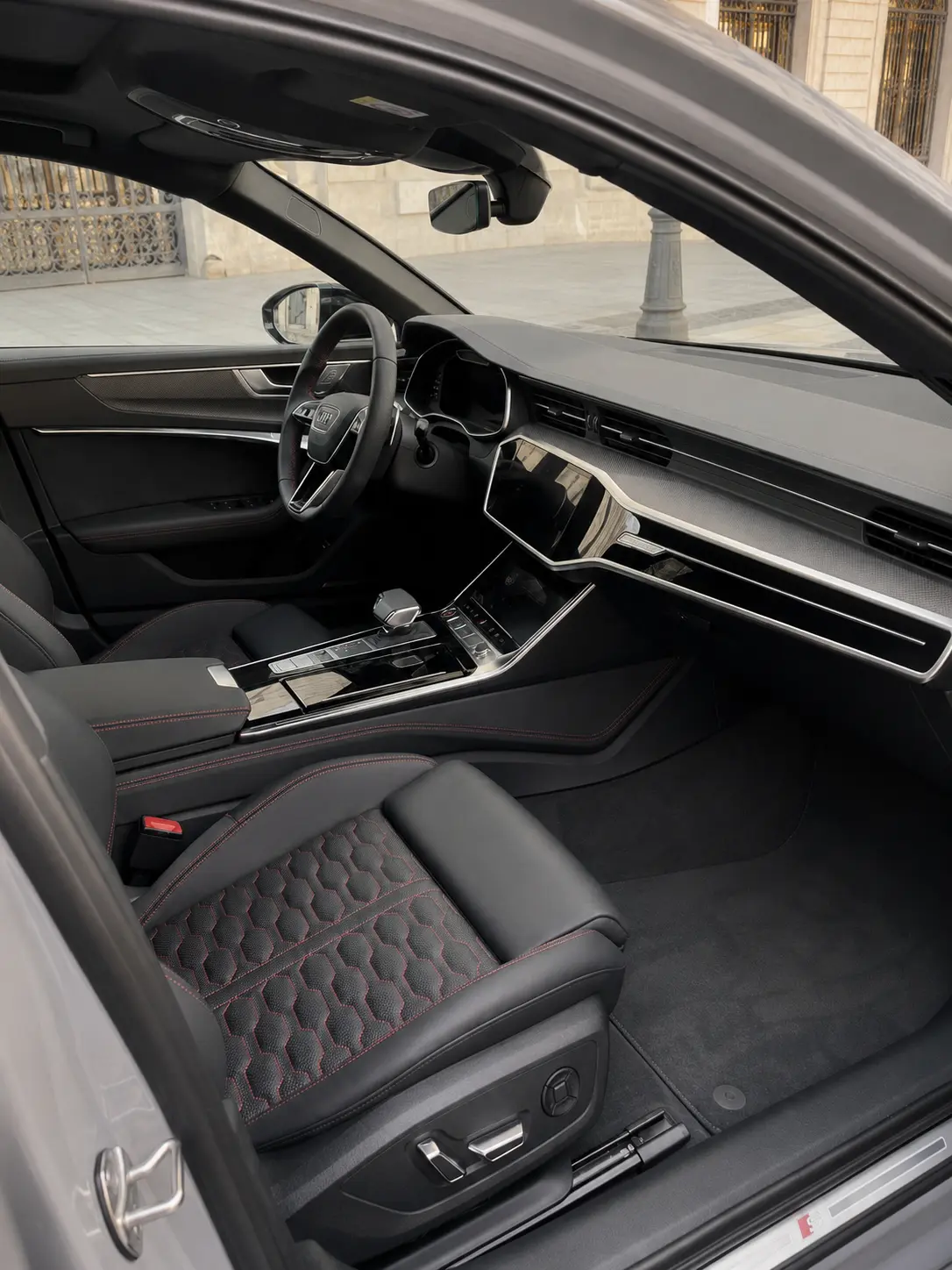 Audi RS6 Dynamic 2023, intérieur — Geneva Luxury Car Rental, Genève. Audi RS6 Dynamic à Genève La Audi RS6 Dynamic 2023 fait partie des véhicules proposés à…