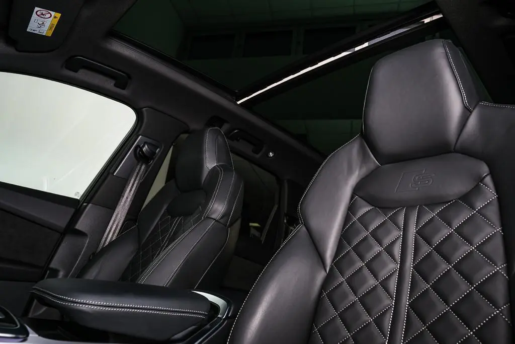 Audi SQ7 2025, extérieur — Geneva Luxury Car Rental, Genève. Audi SQ7 à Genève L'Audi SQ7 2025, un SUV affichant une puissance de 507 ch et une…