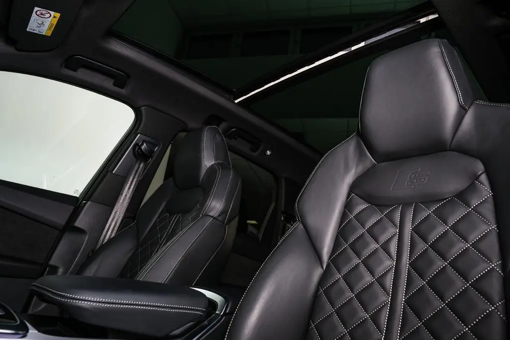 Audi SQ7 2025, extérieur — Geneva Luxury Car Rental, Genève. Audi SQ7 à Genève L'Audi SQ7 2025, un SUV affichant une puissance de 507 ch et une…