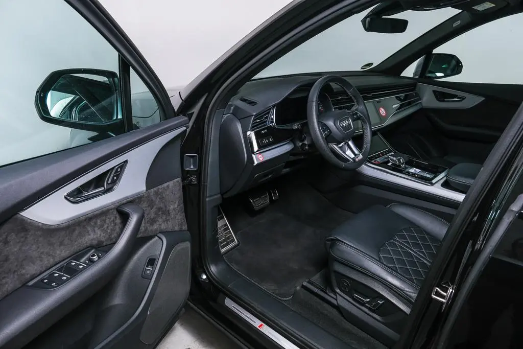 Audi SQ7 2025, vue avant — Geneva Luxury Car Rental, Genève. Audi SQ7 à Genève L'Audi SQ7 2025, un SUV affichant une puissance de 507 ch et une…