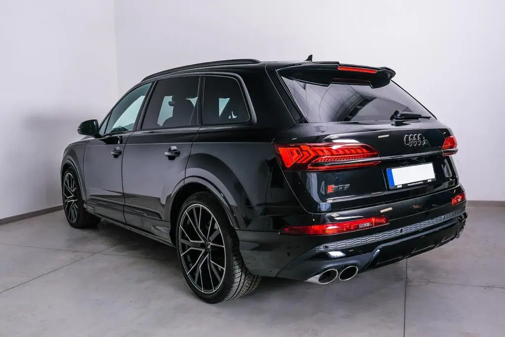 Audi SQ7 2025, vue arrière — Geneva Luxury Car Rental, Genève. Audi SQ7 à Genève L'Audi SQ7 2025, un SUV affichant une puissance de 507 ch et une…