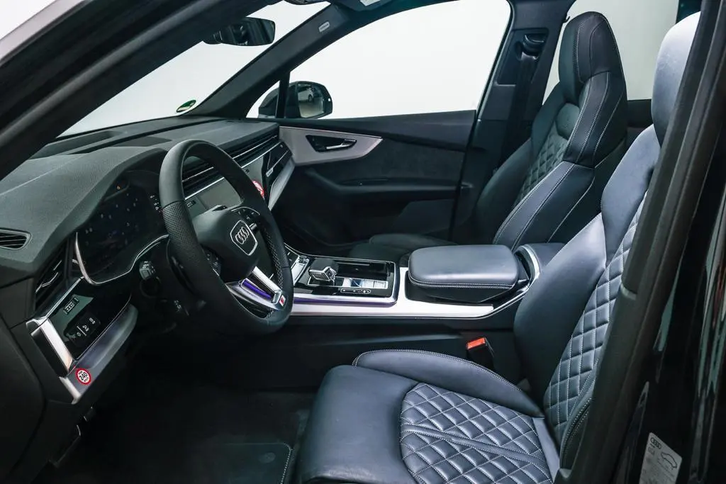 Audi SQ7 2025, tableau de bord — Geneva Luxury Car Rental, Genève. Audi SQ7 à Genève L'Audi SQ7 2025, un SUV affichant une puissance de 507 ch et une…