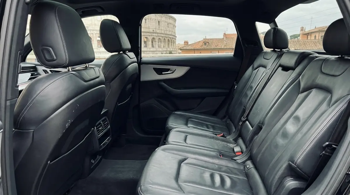 Audi SQ7 7seater 2023, intérieur — Geneva Luxury Car Rental, Genève. Audi SQ7 7seater à Genève L'Audi SQ7 7seater 2023 est proposée à la location à Genève…