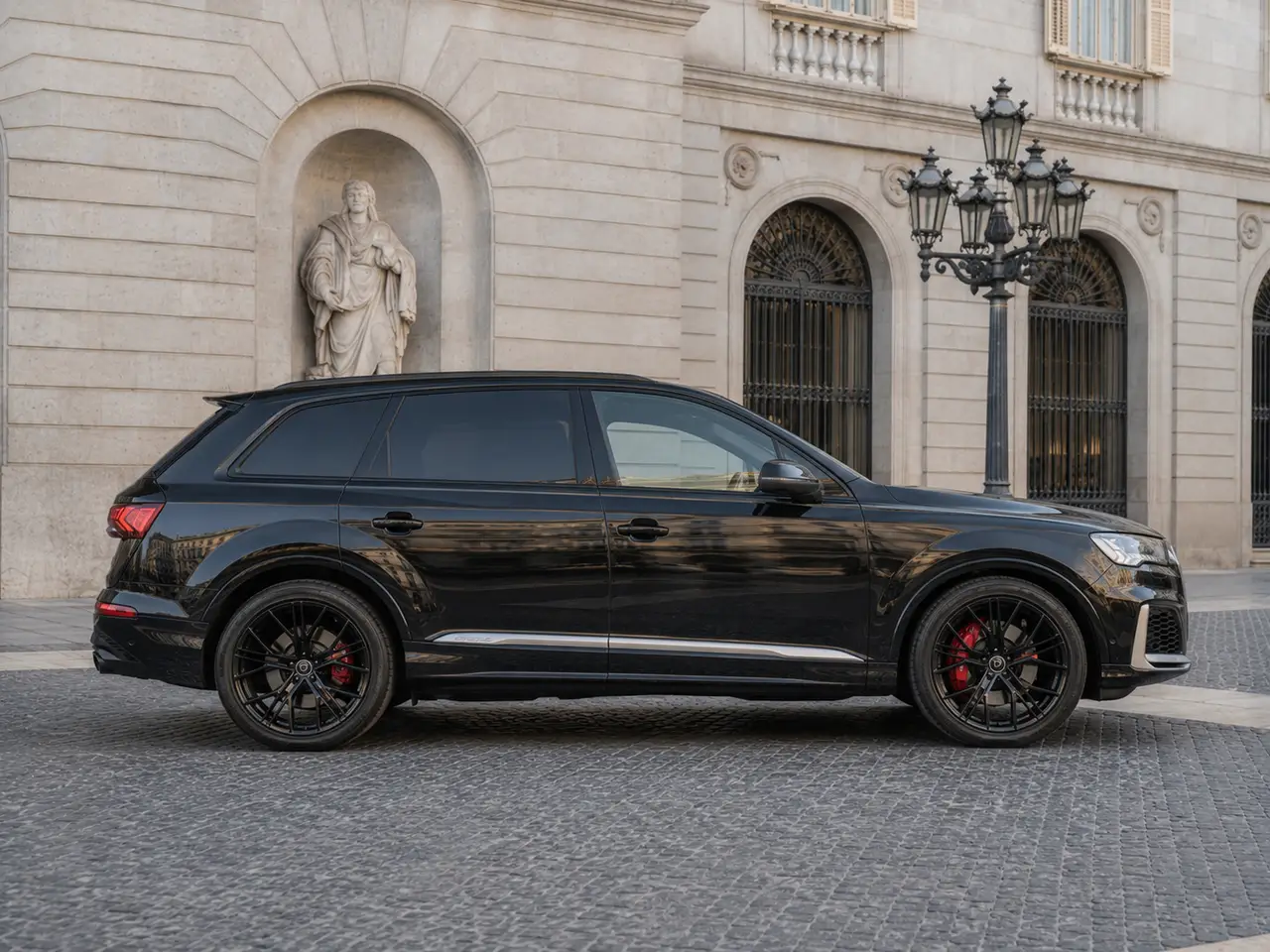 Audi SQ7 7seater 2023, vue avant — Geneva Luxury Car Rental, Genève. Audi SQ7 7seater à Genève L'Audi SQ7 7seater 2023 est proposée à la location à Genève…