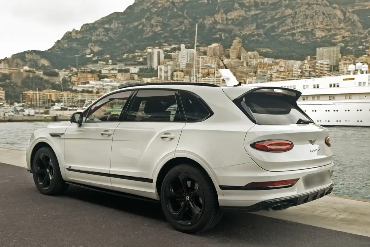 Bentley Bentayga V8-S 2024, extérieur — Geneva Luxury Car Rental, Genève. Bentley Bentayga V8-S à Genève La Bentley Bentayga V8-S 2024 fait partie des véhicules…