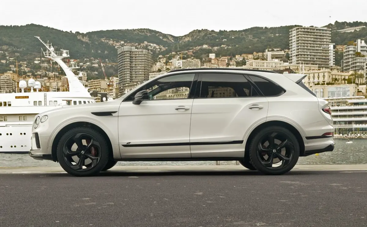 Bentley Bentayga V8-S 2024, vue avant — Geneva Luxury Car Rental, Genève. Bentley Bentayga V8-S à Genève La Bentley Bentayga V8-S 2024 fait partie des véhicules…