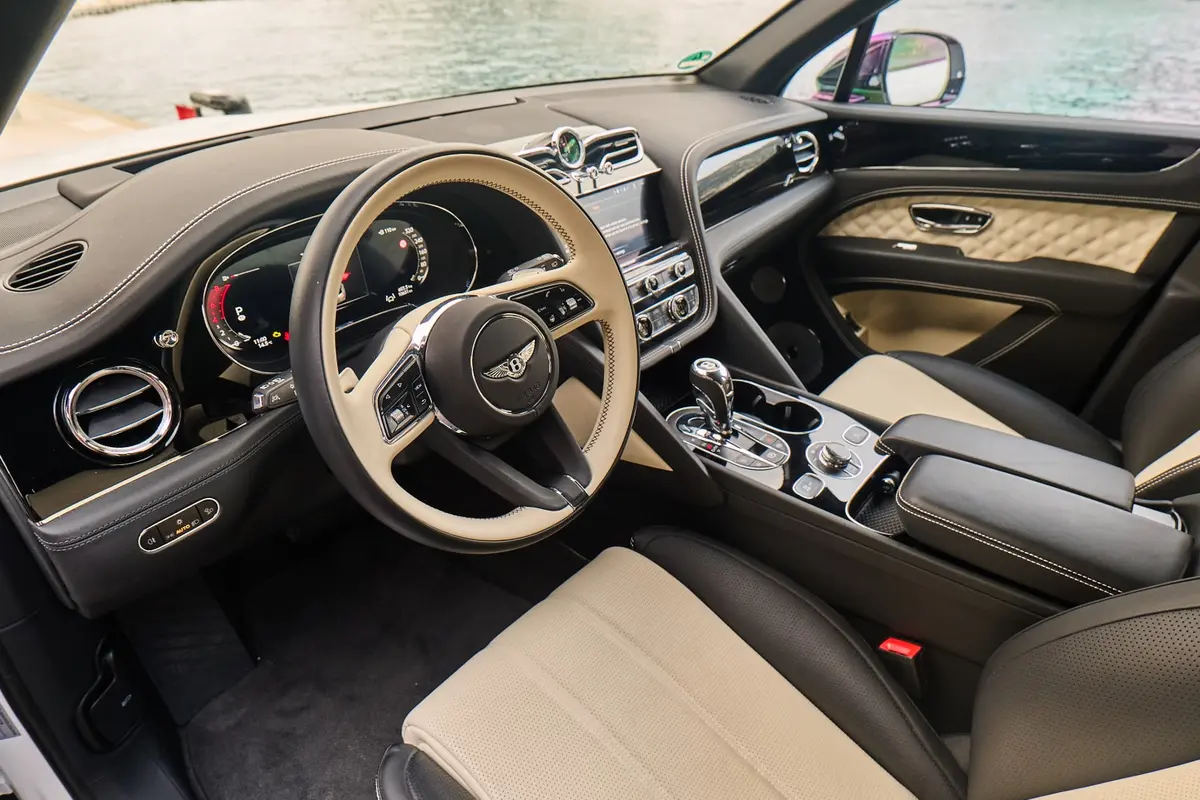 Bentley Bentayga V8-S 2024, vue arrière — Geneva Luxury Car Rental, Genève. Bentley Bentayga V8-S à Genève La Bentley Bentayga V8-S 2024 fait partie des véhicules…