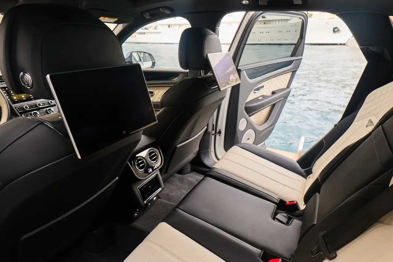 Bentley Bentayga V8-S 2024, intérieur — Geneva Luxury Car Rental, Genève. Bentley Bentayga V8-S à Genève La Bentley Bentayga V8-S 2024 fait partie des véhicules…