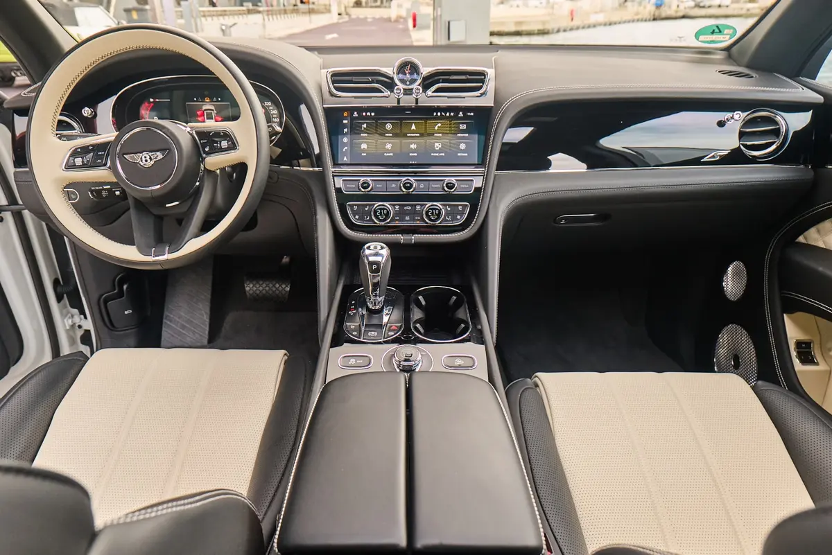 Bentley Bentayga V8-S 2024, tableau de bord — Geneva Luxury Car Rental, Genève. Bentley Bentayga V8-S à Genève La Bentley Bentayga V8-S 2024 fait partie des véhicules…