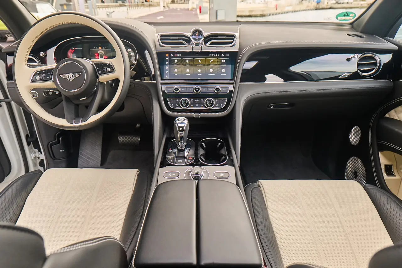 Bentley Bentayga V8-S 2024, tableau de bord — Geneva Luxury Car Rental, Genève. Bentley Bentayga V8-S à Genève La Bentley Bentayga V8-S 2024 fait partie des véhicules…