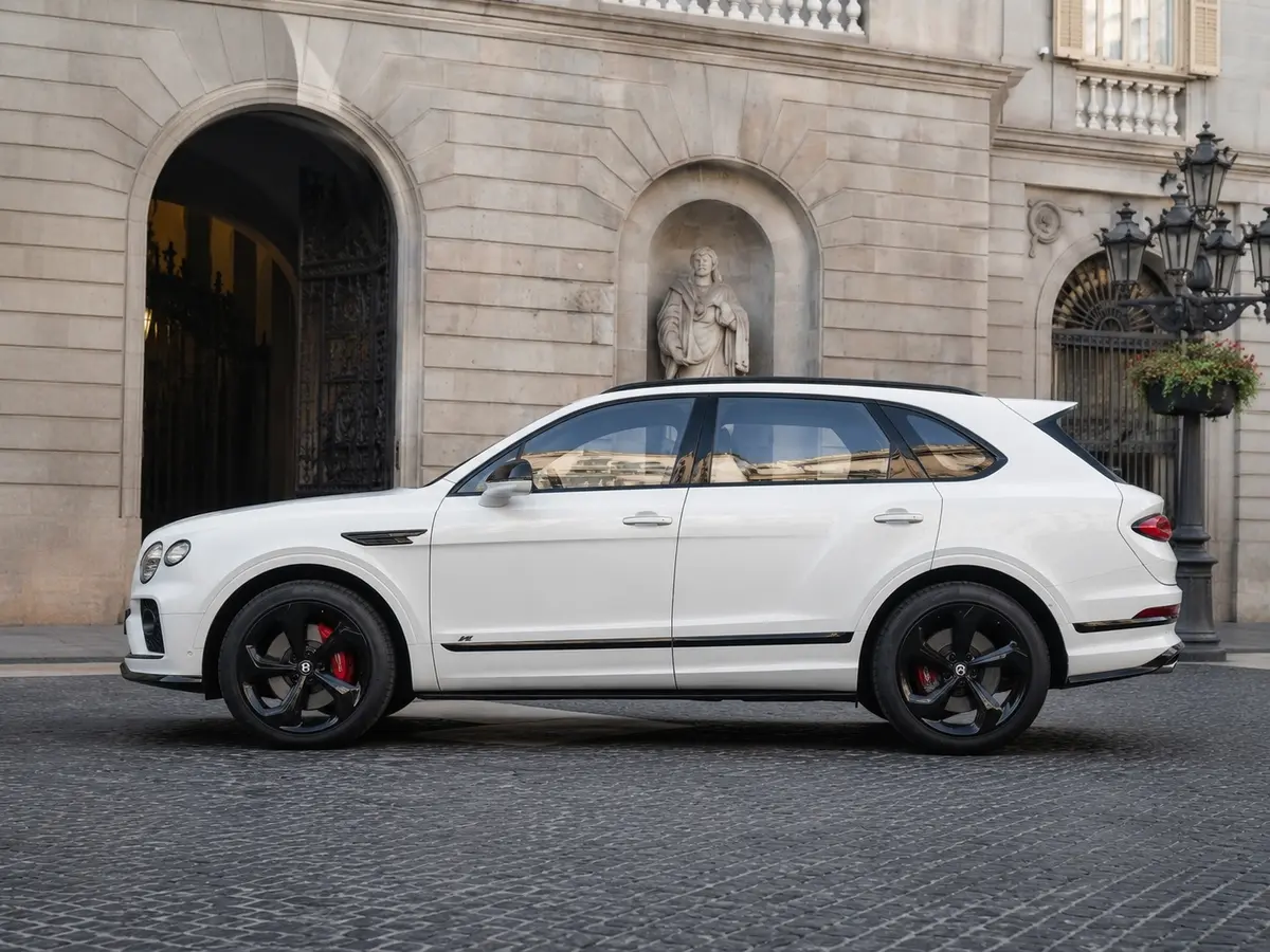 Bentley Bentayga V8-S 2024, extérieur — Geneva Luxury Car Rental, Genève. Bentley Bentayga V8-S à Genève La Bentley Bentayga V8-S 2024 fait partie des véhicules…