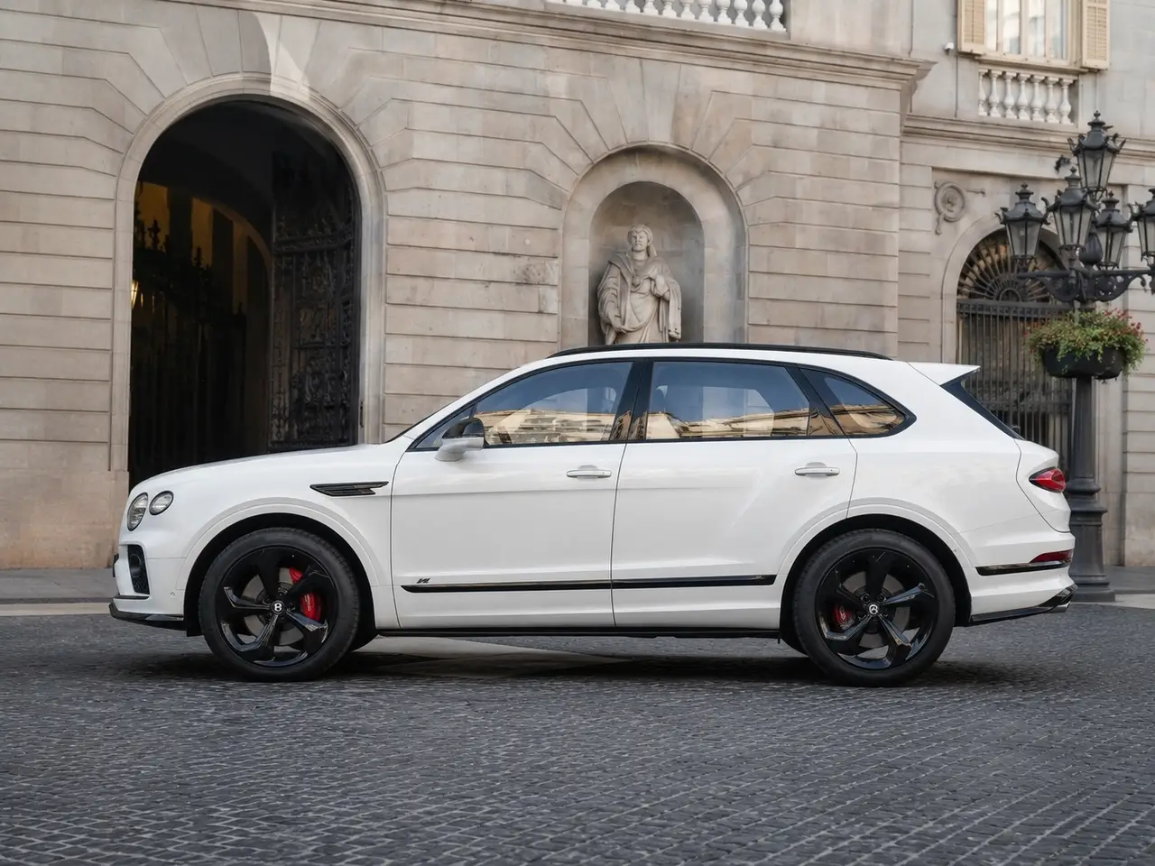 Bentley Bentayga V8-S 2024, extérieur — Geneva Luxury Car Rental, Genève. Bentley Bentayga V8-S à Genève La Bentley Bentayga V8-S 2024 fait partie des véhicules…