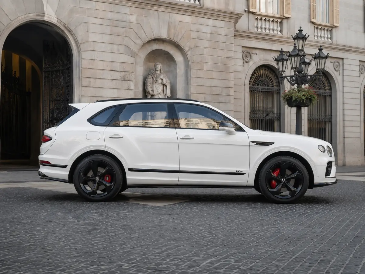 Bentley Bentayga V8-S 2024, vue avant — Geneva Luxury Car Rental, Genève. Bentley Bentayga V8-S à Genève La Bentley Bentayga V8-S 2024 fait partie des véhicules…