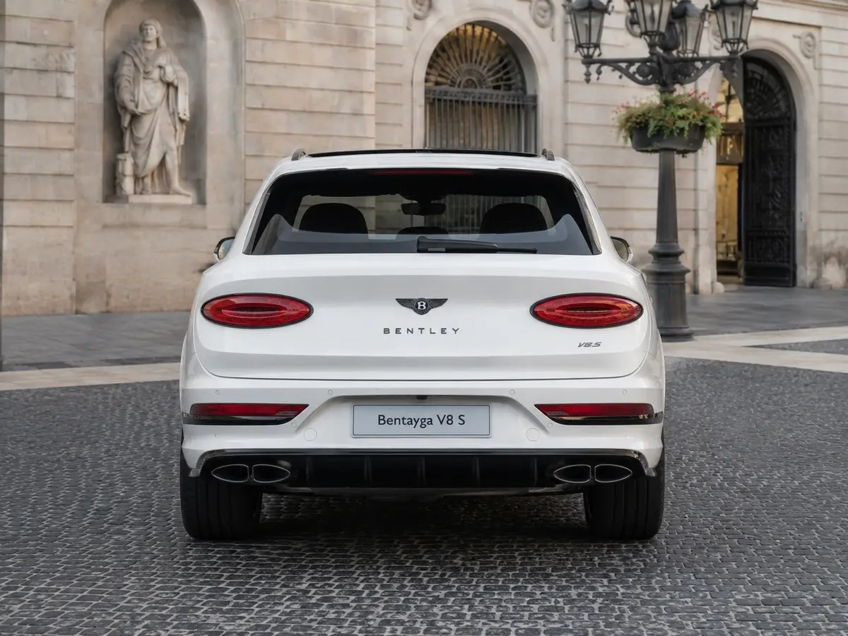 Bentley Bentayga V8-S 2024, vue arrière — Geneva Luxury Car Rental, Genève. Bentley Bentayga V8-S à Genève La Bentley Bentayga V8-S 2024 fait partie des véhicules…