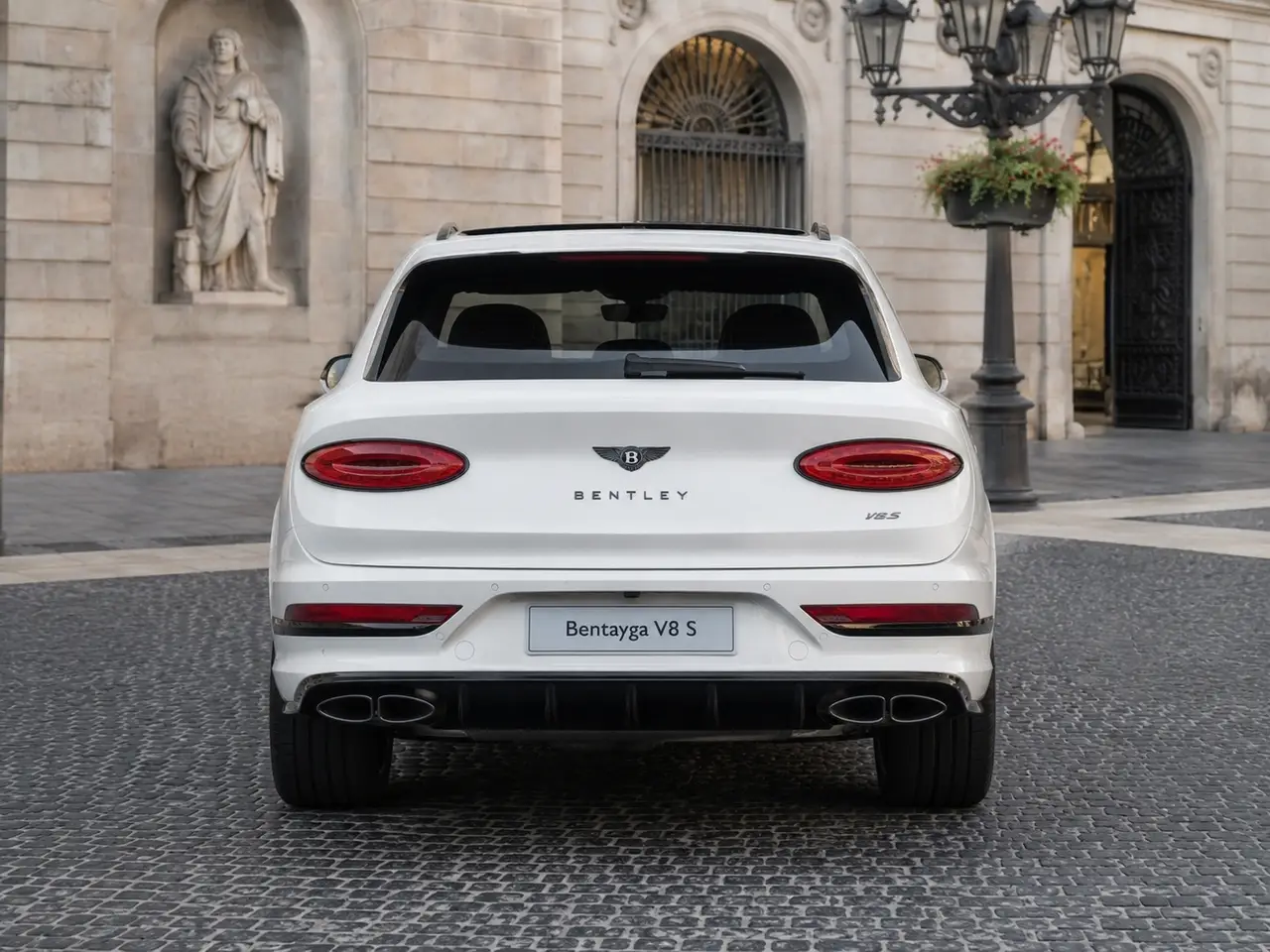 Bentley Bentayga V8-S 2024, vue arrière — Geneva Luxury Car Rental, Genève. Bentley Bentayga V8-S à Genève La Bentley Bentayga V8-S 2024 fait partie des véhicules…