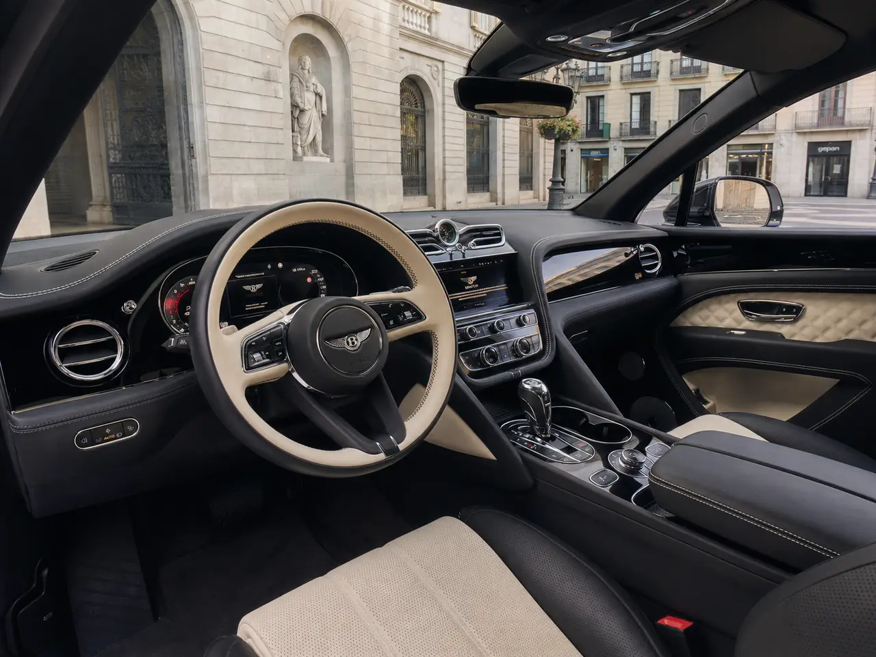 Bentley Bentayga V8-S 2024, intérieur — Geneva Luxury Car Rental, Genève. Bentley Bentayga V8-S à Genève La Bentley Bentayga V8-S 2024 fait partie des véhicules…