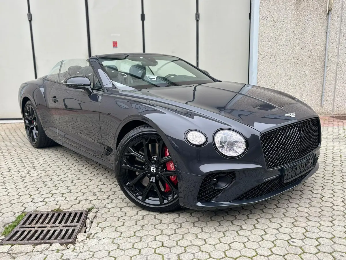 Bentley Continental GTC S V8 2025 — Geneva Luxury Car Rental, Genève. Bentley Continental GTC S V8 à Genève La Bentley Continental GTC S V8 2025 est proposée à…