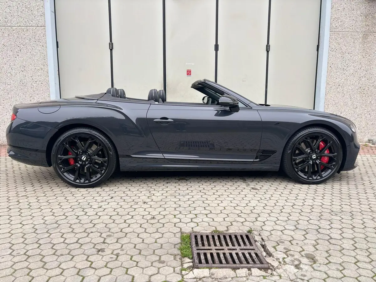 Bentley Continental GTC S V8 2025, extérieur — Geneva Luxury Car Rental, Genève. Bentley Continental GTC S V8 à Genève La Bentley Continental GTC S V8 2025 est proposée à…