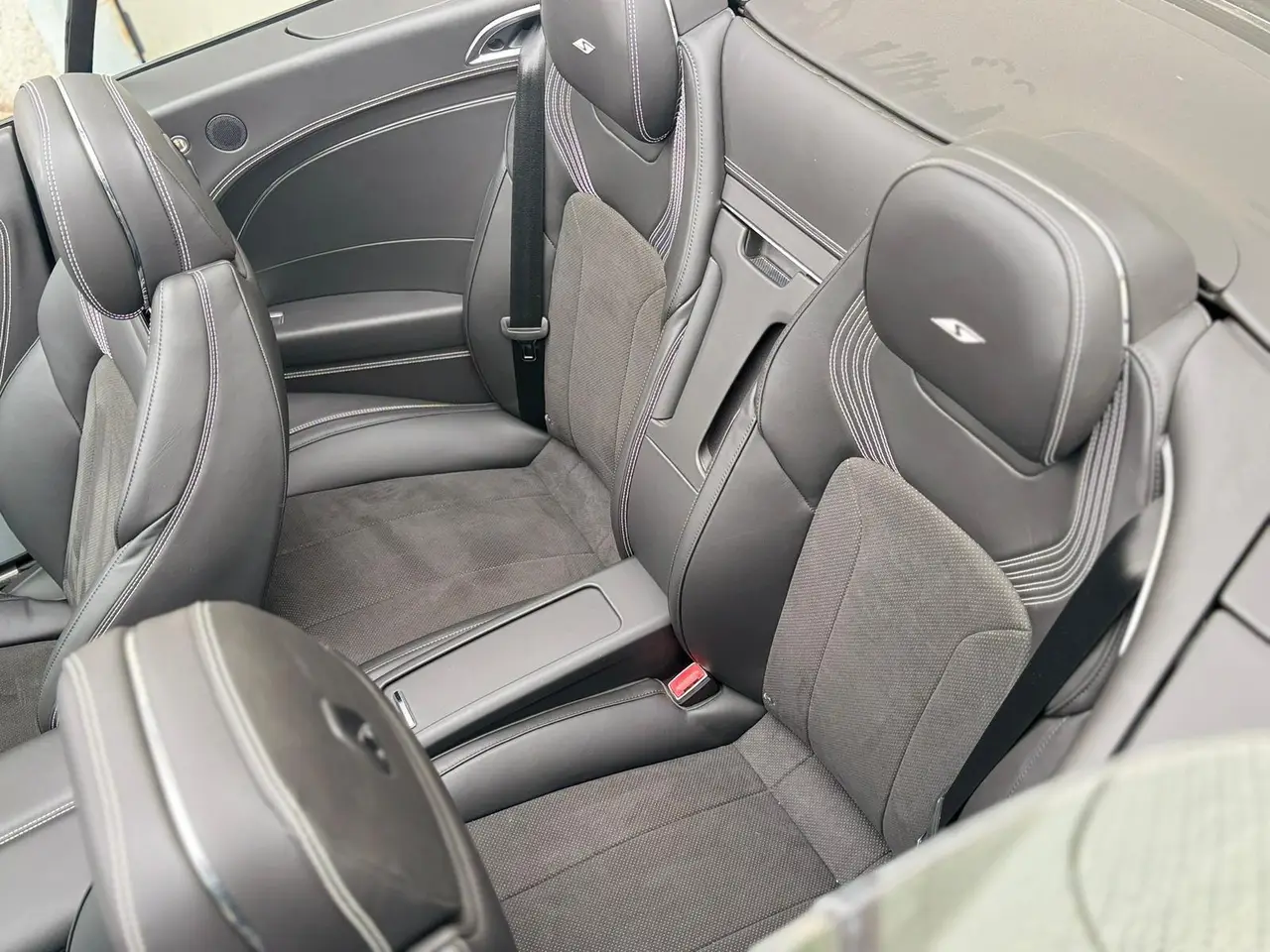 Bentley Continental GTC S V8 2025, vue avant — Geneva Luxury Car Rental, Genève. Bentley Continental GTC S V8 à Genève La Bentley Continental GTC S V8 2025 est proposée à…
