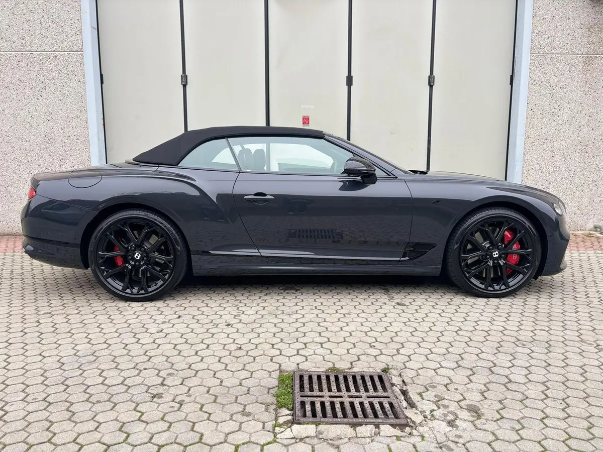 Bentley Continental GTC S V8 2025, vue arrière — Geneva Luxury Car Rental, Genève. Bentley Continental GTC S V8 à Genève La Bentley Continental GTC S V8 2025 est proposée à…
