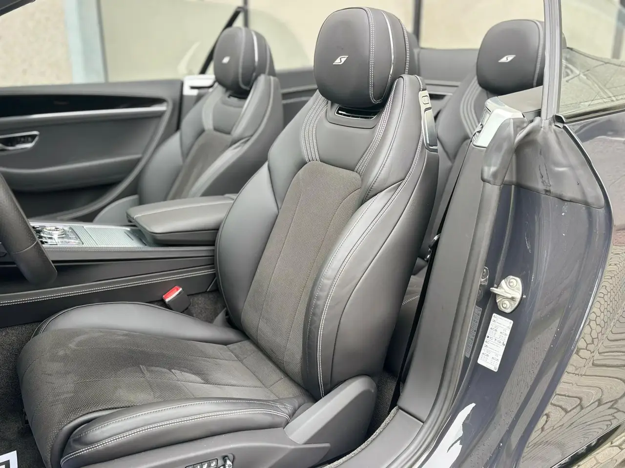 Bentley Continental GTC S V8 2025, intérieur — Geneva Luxury Car Rental, Genève. Bentley Continental GTC S V8 à Genève La Bentley Continental GTC S V8 2025 est proposée à…