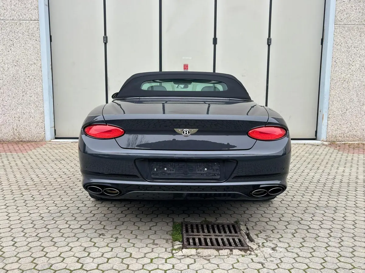Bentley Continental GTC S V8 2025, tableau de bord — Geneva Luxury Car Rental, Genève. Bentley Continental GTC S V8 à Genève La Bentley Continental GTC S V8 2025 est proposée à…