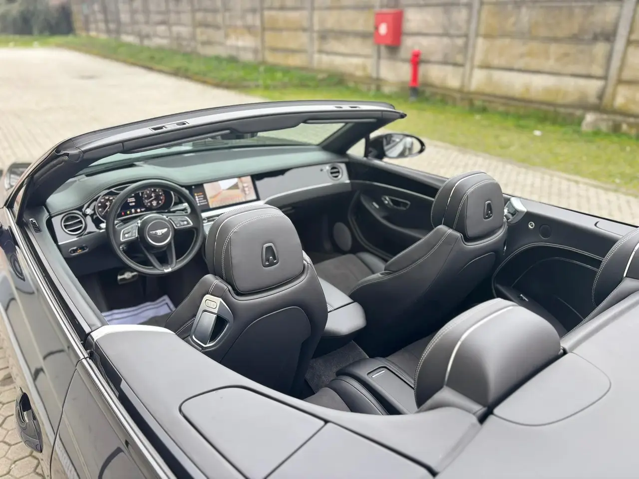 Bentley Continental GTC S V8 2025, profil latéral — Geneva Luxury Car Rental, Genève. Bentley Continental GTC S V8 à Genève La Bentley Continental GTC S V8 2025 est proposée à…