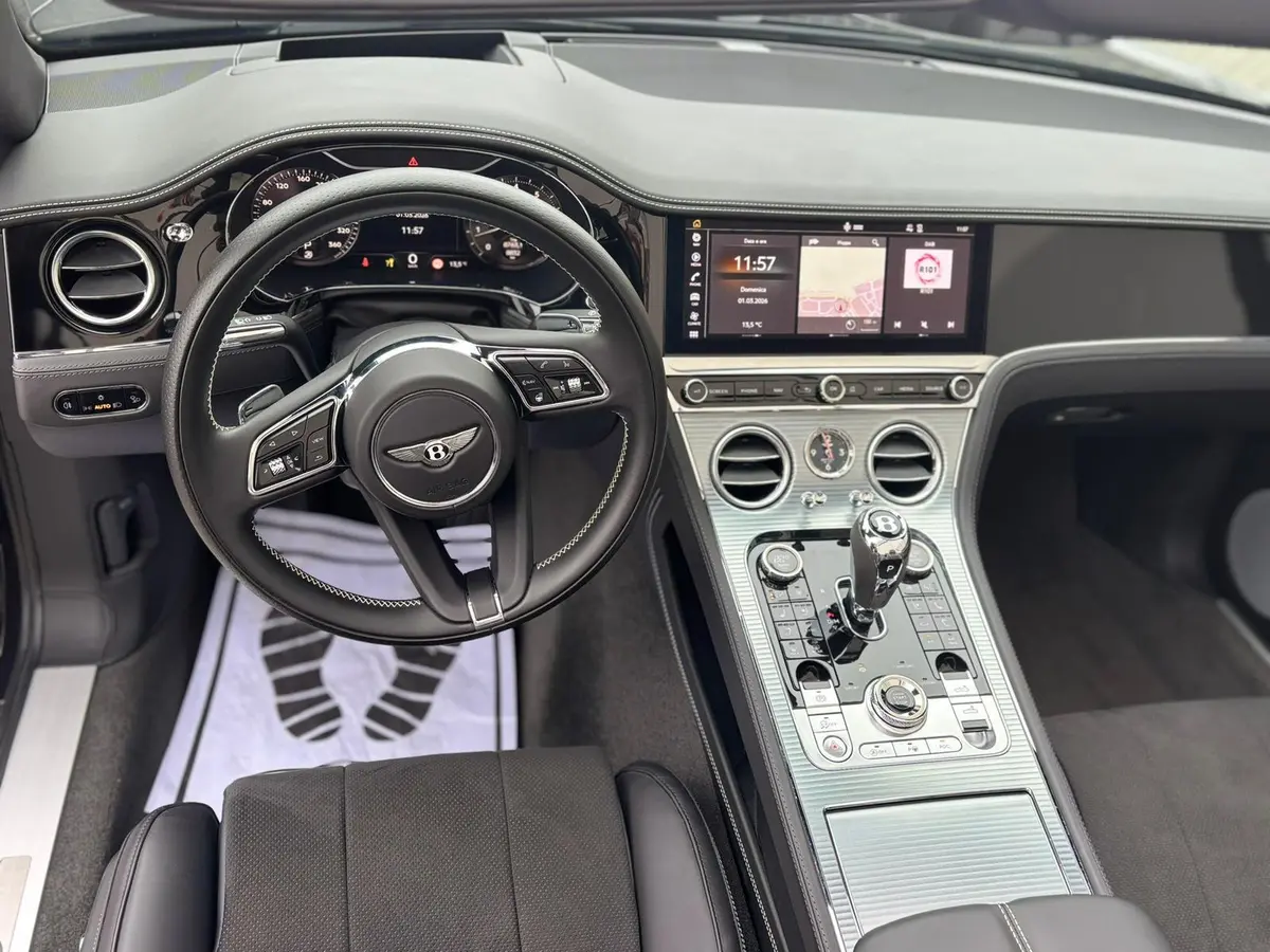 Bentley Continental GTC S V8 2025, extérieur — Geneva Luxury Car Rental, Genève. Bentley Continental GTC S V8 à Genève La Bentley Continental GTC S V8 2025 est proposée à…