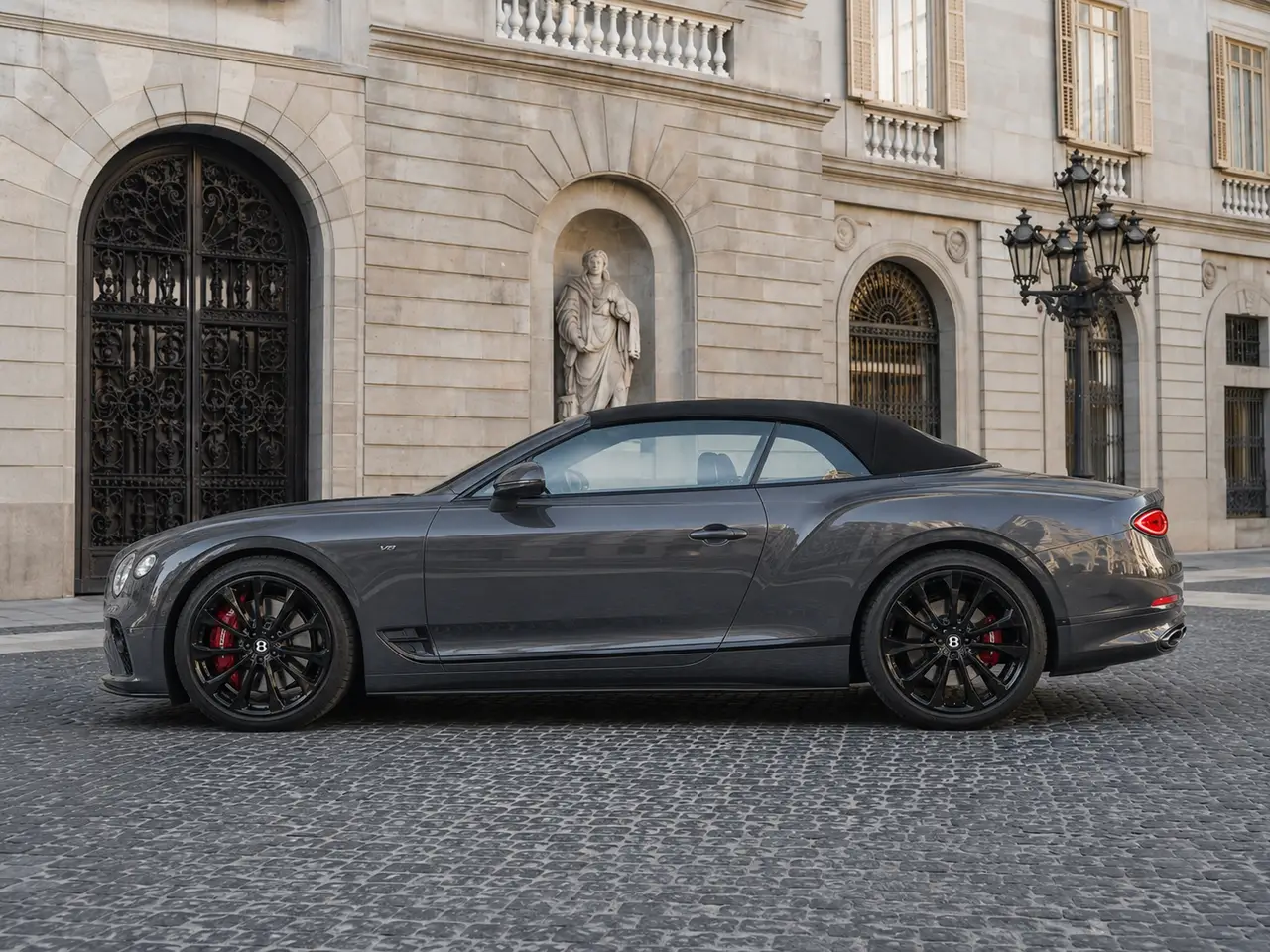 Bentley Continental GTC S V8 2025, extérieur — Geneva Luxury Car Rental, Genève. Bentley Continental GTC S V8 à Genève La Bentley Continental GTC S V8 2025 est proposée à…