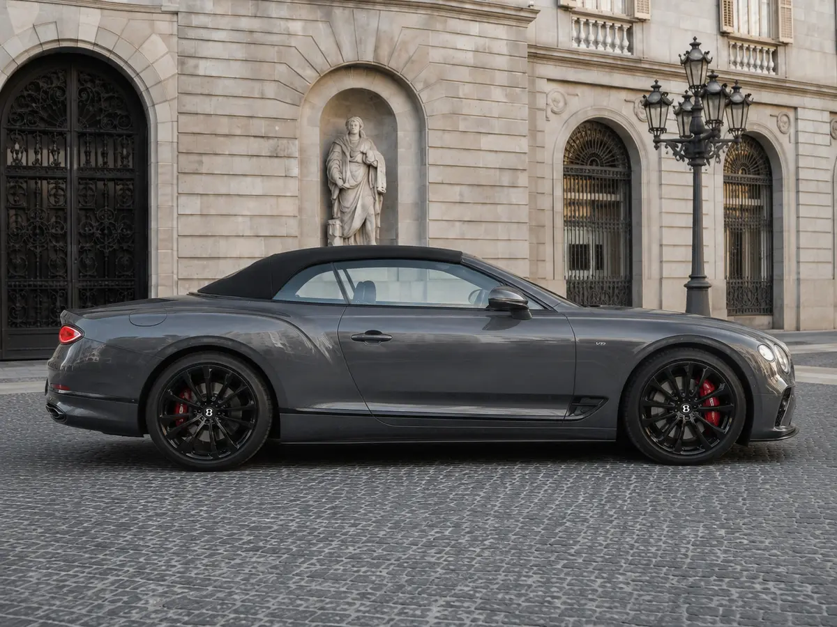 Bentley Continental GTC S V8 2025, vue avant — Geneva Luxury Car Rental, Genève. Bentley Continental GTC S V8 à Genève La Bentley Continental GTC S V8 2025 est proposée à…