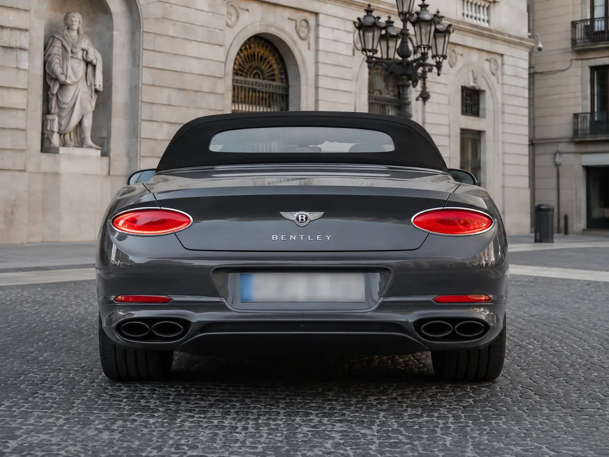 Bentley Continental GTC S V8 2025, vue arrière — Geneva Luxury Car Rental, Genève. Bentley Continental GTC S V8 à Genève La Bentley Continental GTC S V8 2025 est proposée à…