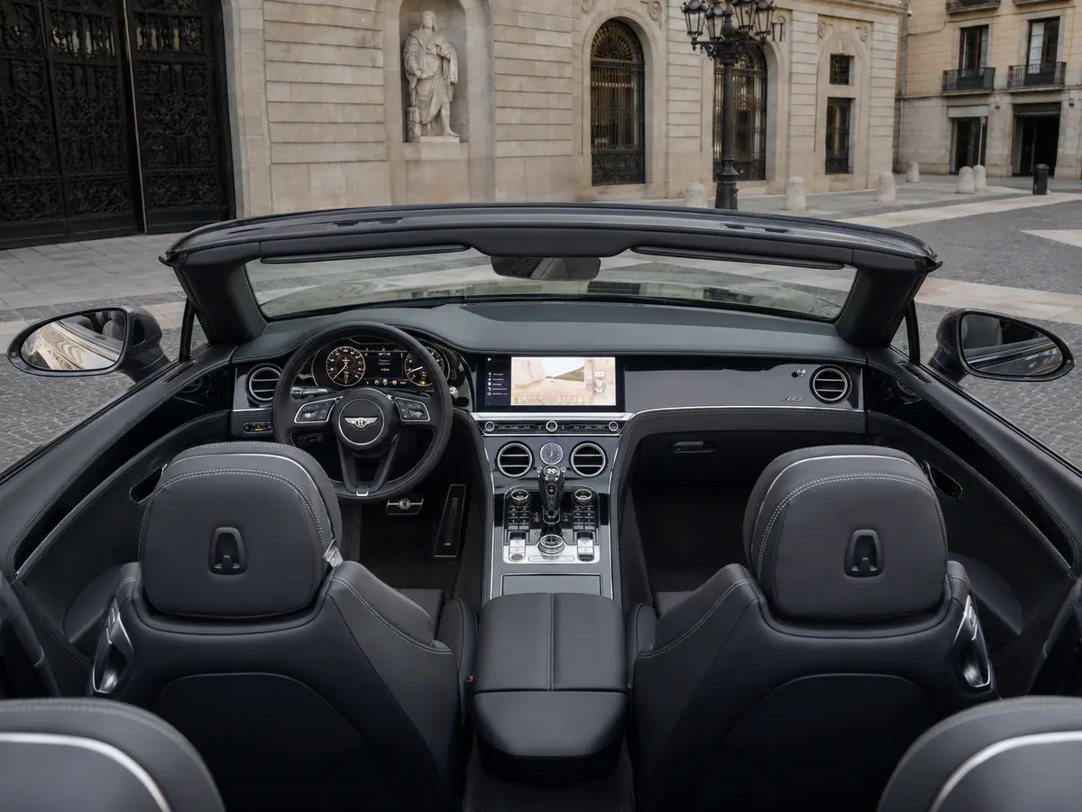 Bentley Continental GTC S V8 2025, intérieur — Geneva Luxury Car Rental, Genève. Bentley Continental GTC S V8 à Genève La Bentley Continental GTC S V8 2025 est proposée à…