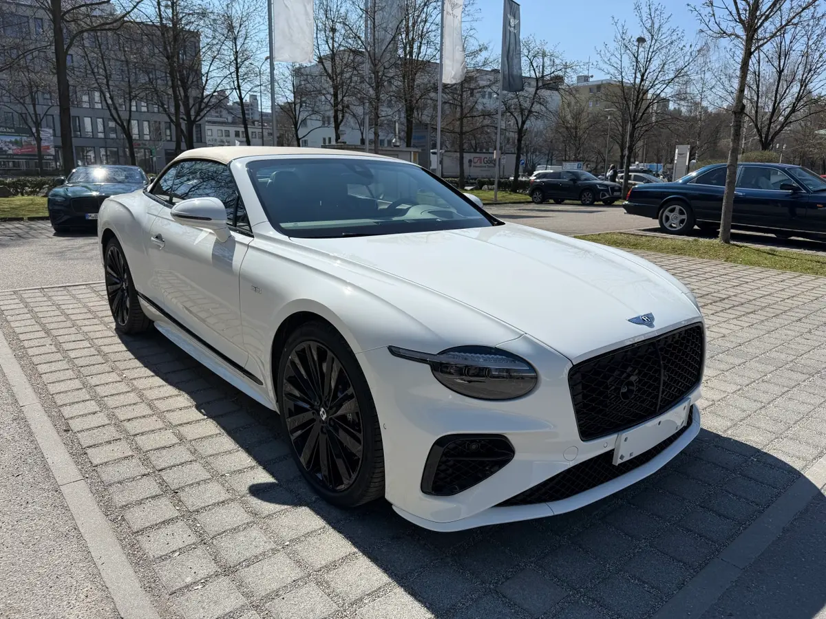 Bentley Continental GTC Speed 2025 — Geneva Luxury Car Rental, Genève. Bentley Continental GTC Speed à Genève Le Bentley Continental GTC Speed 2025 est proposé…