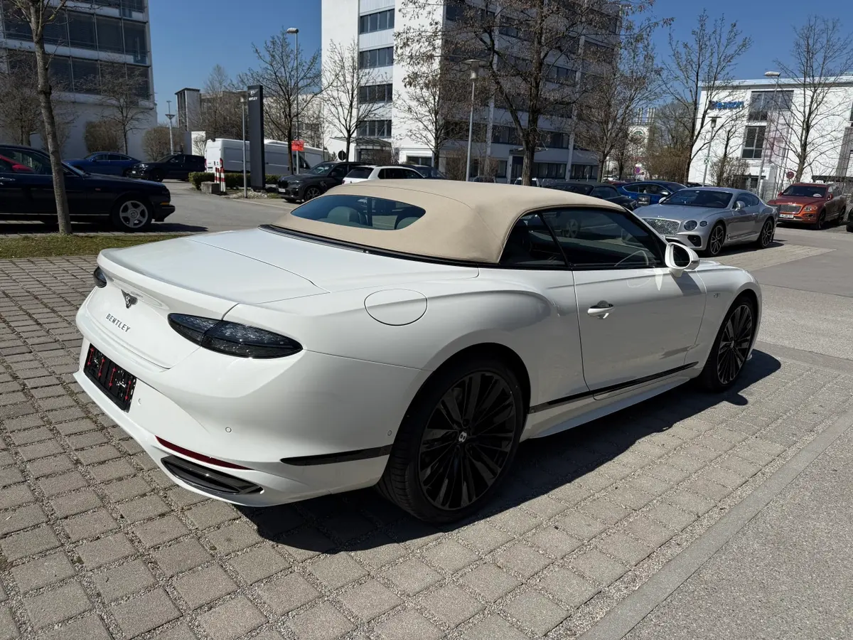 Bentley Continental GTC Speed 2025, extérieur — Geneva Luxury Car Rental, Genève. Bentley Continental GTC Speed à Genève Le Bentley Continental GTC Speed 2025 est proposé…