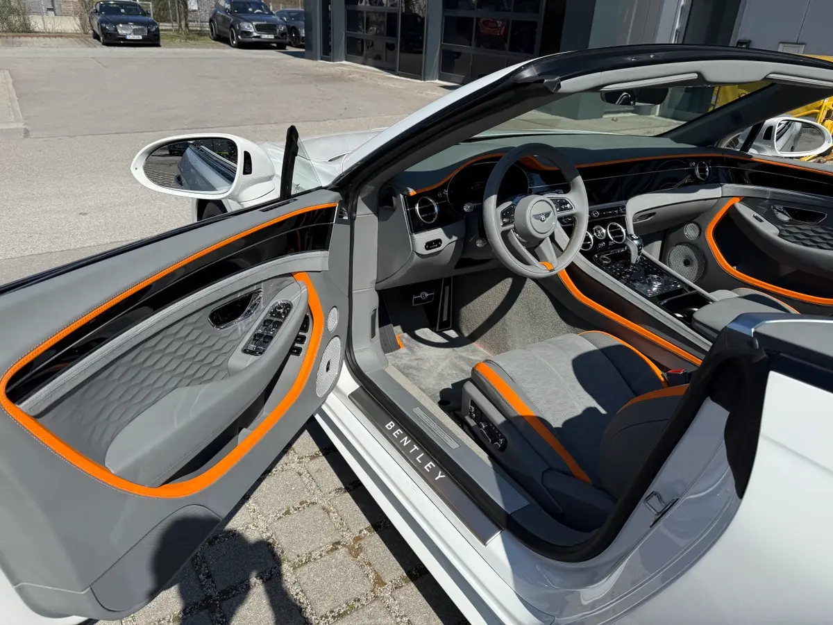 Bentley Continental GTC Speed 2025, vue avant — Geneva Luxury Car Rental, Genève. Bentley Continental GTC Speed à Genève Le Bentley Continental GTC Speed 2025 est proposé…