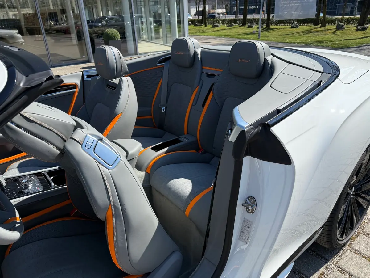 Bentley Continental GTC Speed 2025, vue arrière — Geneva Luxury Car Rental, Genève. Bentley Continental GTC Speed à Genève Le Bentley Continental GTC Speed 2025 est proposé…