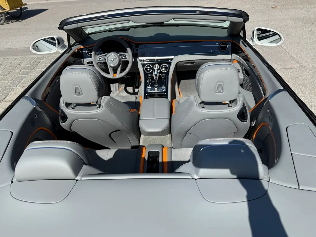 Bentley Continental GTC Speed 2025, intérieur — Geneva Luxury Car Rental, Genève. Bentley Continental GTC Speed à Genève Le Bentley Continental GTC Speed 2025 est proposé…
