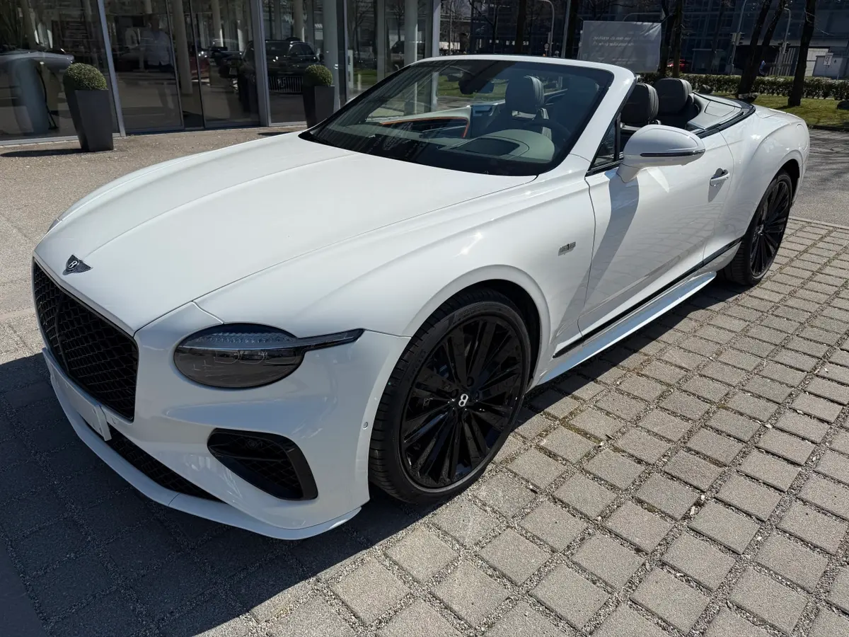 Bentley Continental GTC Speed 2025, tableau de bord — Geneva Luxury Car Rental, Genève. Bentley Continental GTC Speed à Genève Le Bentley Continental GTC Speed 2025 est proposé…
