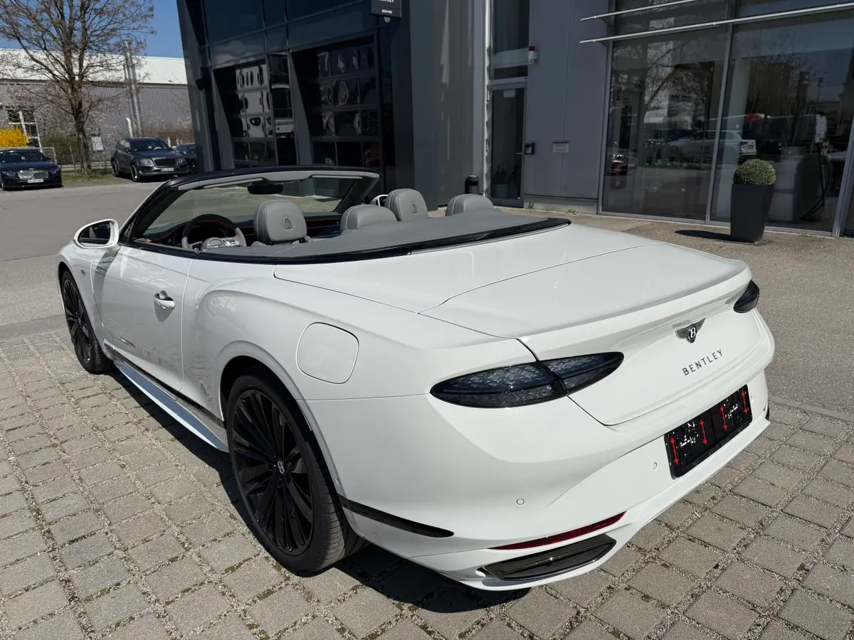 Bentley Continental GTC Speed 2025, profil latéral — Geneva Luxury Car Rental, Genève. Bentley Continental GTC Speed à Genève Le Bentley Continental GTC Speed 2025 est proposé…