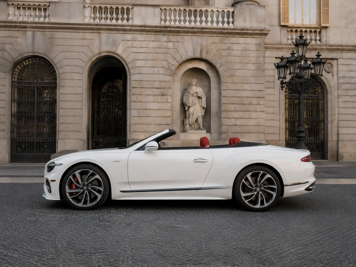 Bentley Continental GTC Speed 2025, extérieur — Geneva Luxury Car Rental, Genève. Bentley Continental GTC Speed à Genève Le Bentley Continental GTC Speed 2025 est proposé…