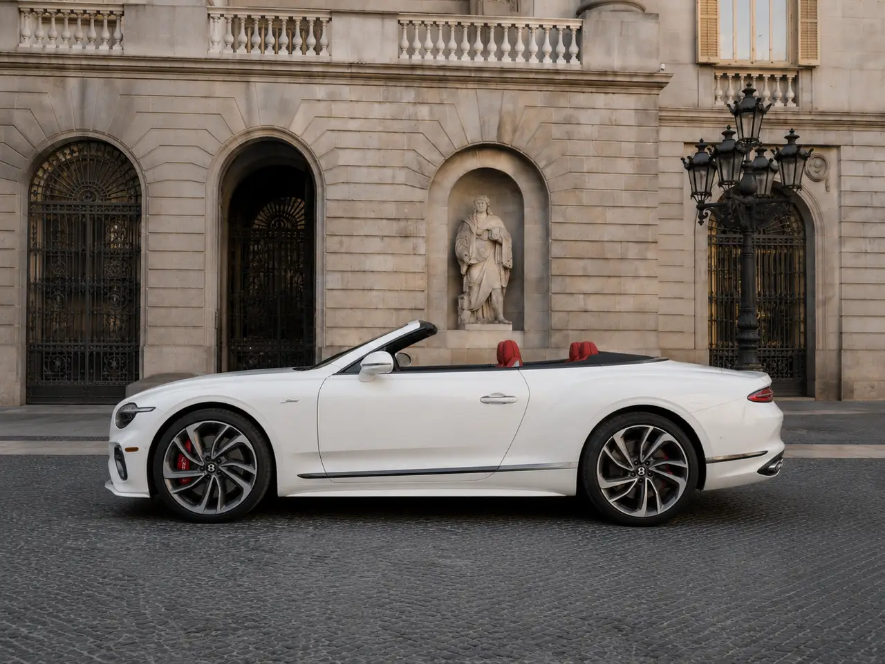 Bentley Continental GTC Speed 2025, extérieur — Geneva Luxury Car Rental, Genève. Bentley Continental GTC Speed à Genève Le Bentley Continental GTC Speed 2025 est proposé…