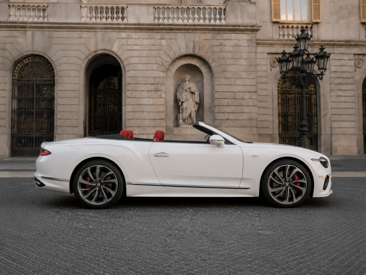Bentley Continental GTC Speed 2025, vue avant — Geneva Luxury Car Rental, Genève. Bentley Continental GTC Speed à Genève Le Bentley Continental GTC Speed 2025 est proposé…