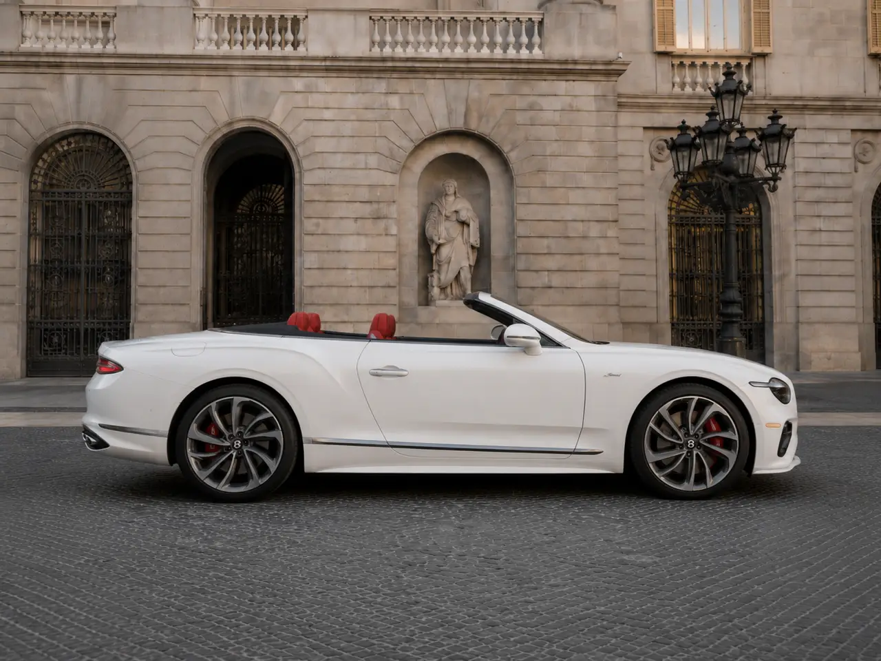 Bentley Continental GTC Speed 2025, vue avant — Geneva Luxury Car Rental, Genève. Bentley Continental GTC Speed à Genève Le Bentley Continental GTC Speed 2025 est proposé…