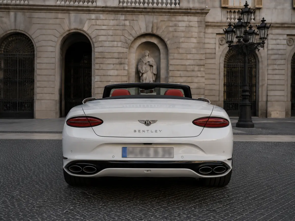 Bentley Continental GTC Speed 2025, vue arrière — Geneva Luxury Car Rental, Genève. Bentley Continental GTC Speed à Genève Le Bentley Continental GTC Speed 2025 est proposé…