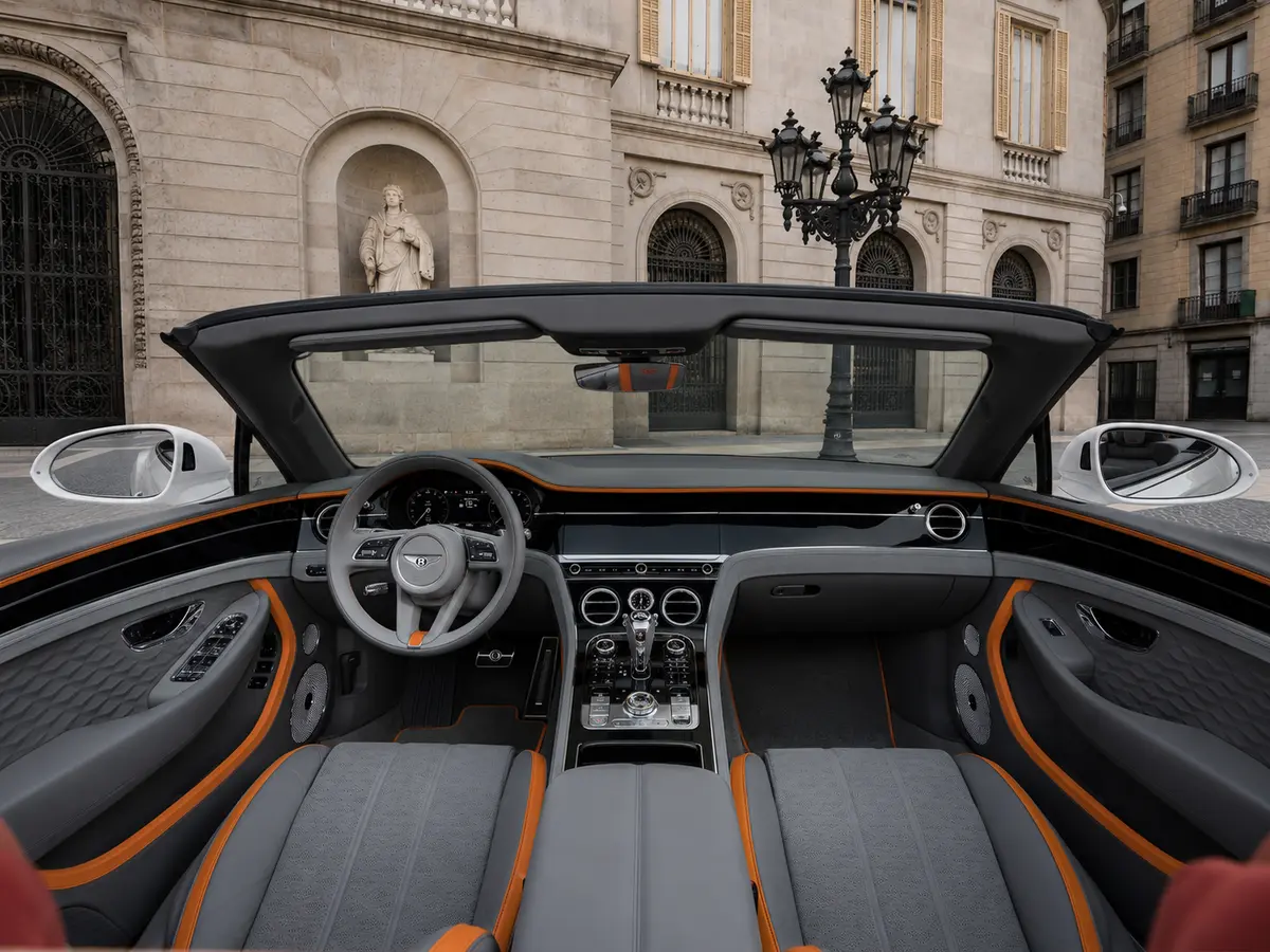 Bentley Continental GTC Speed 2025, intérieur — Geneva Luxury Car Rental, Genève. Bentley Continental GTC Speed à Genève Le Bentley Continental GTC Speed 2025 est proposé…